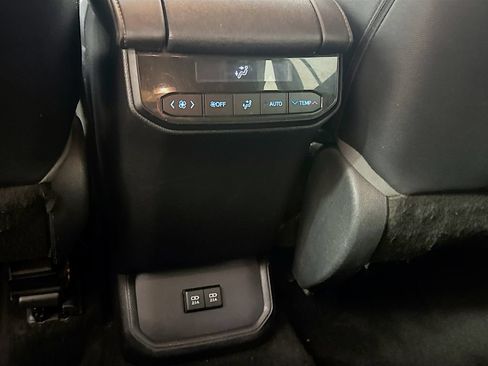 Used 2020 Toyota Highlander XLE AWD/4WD image 29