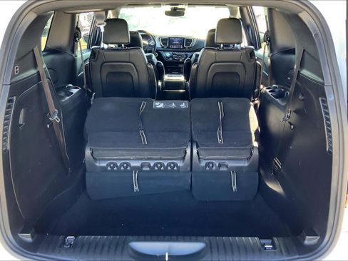 Used 2020 Chrysler Pacifica Touring-L Plus image 33