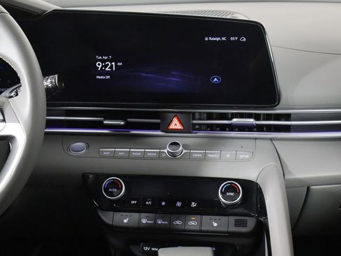 Used 2025 Hyundai Elantra SEL FWD image 27