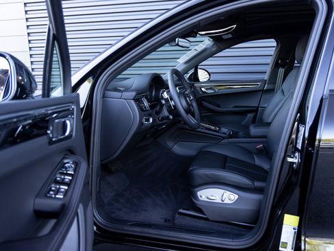 Certified 2025 Porsche Macan image 23