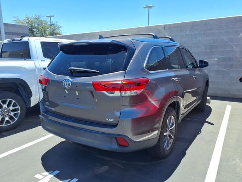 Used 2019 Toyota Highlander XLE FWD image 3