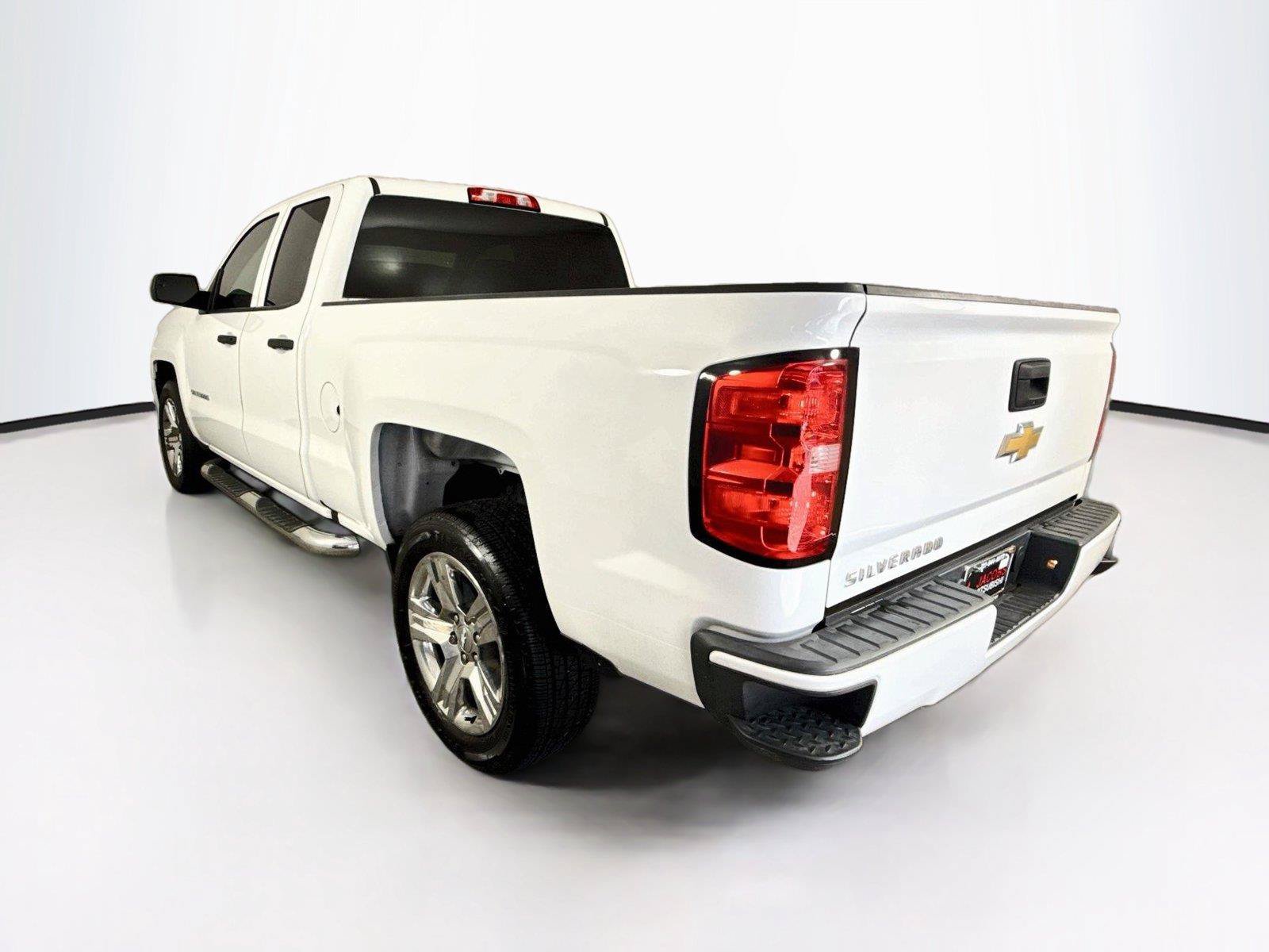 Used 2018 Chevrolet Silverado 1500 Custom w/ Custom Convenience Package RWD image 3