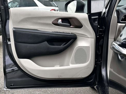 Used 2020 Chrysler Voyager Lxi image 14