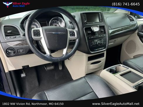 Used 2015 Chrysler Town & Country Touring FWD image 12