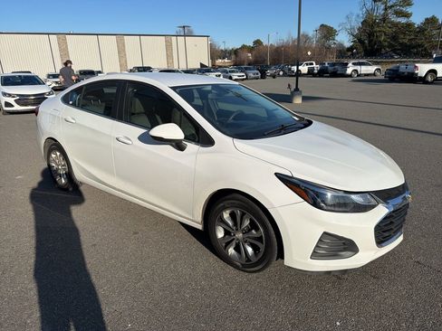 Used 2019 Chevrolet Cruze LT w/ Convenience Package image 9