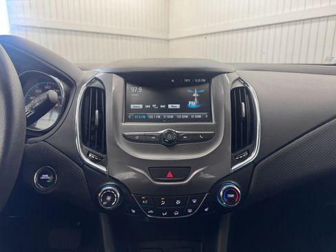 Used 2018 Chevrolet Cruze LT w/ Convenience Package FWD image 18