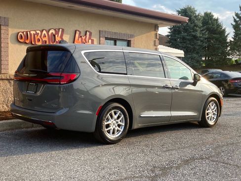 Used 2023 Chrysler Pacifica Touring-L FWD image 3