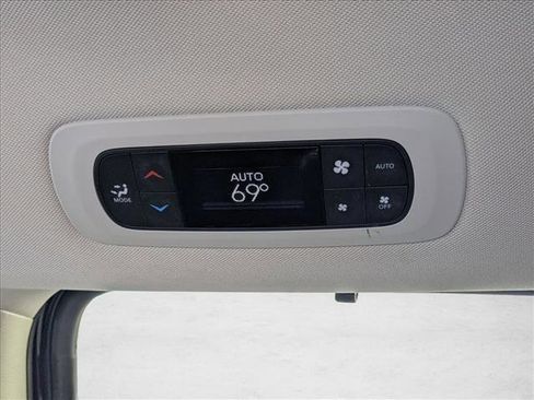 Used 2022 Chrysler Pacifica Touring-L image 16