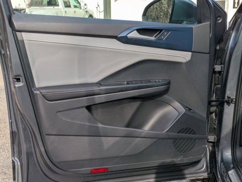 Used 2024 Volkswagen Taos SE image 2