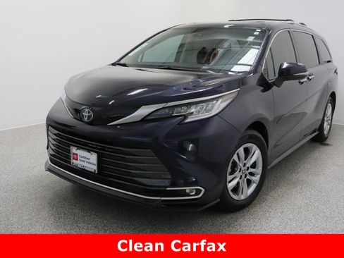 Used 2023 Toyota Sienna Limited image 2