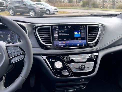 New 2026 Chrysler Pacifica Select image 7