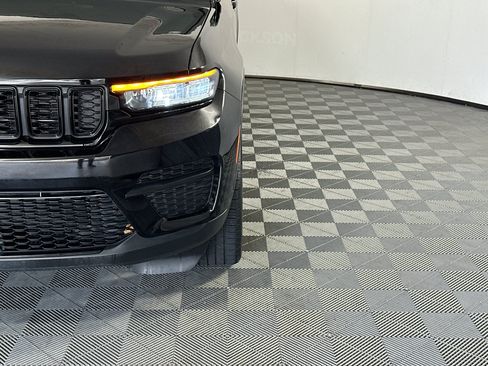 Used 2023 Jeep Grand Cherokee Altitude RWD image 9