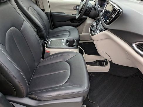 Certified 2024 Chrysler Pacifica Touring-L image 29