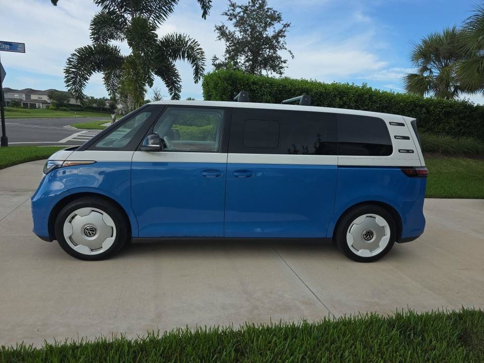 Used 2025 Volkswagen ID. Buzz 1st Edition RWD image 4