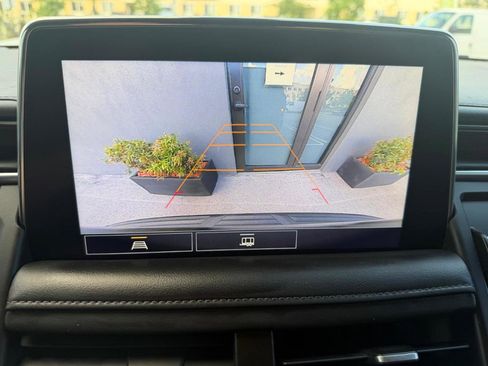 Used 2021 Chevrolet Suburban LT RWD image 19