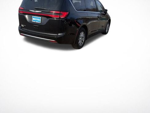 Used 2024 Chrysler Pacifica Touring-L image 5