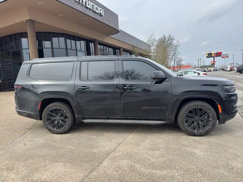 Used 2023 Jeep Wagoneer L Series II w/ Convenience Group I image 4