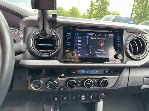 Used 2017 Toyota Tacoma TRD Off-Road w/ Premium & Technology Package AWD/4WD image 9