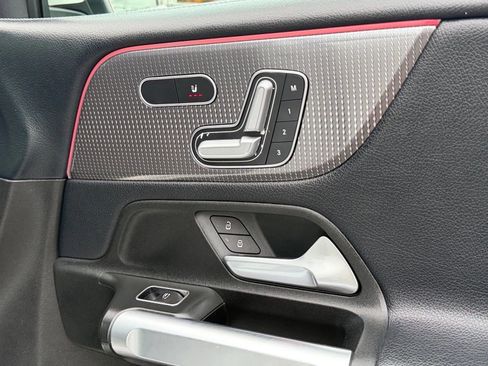 Used 2020 Mercedes-Benz GLB 250 4MATIC w/ Premium Package image 15