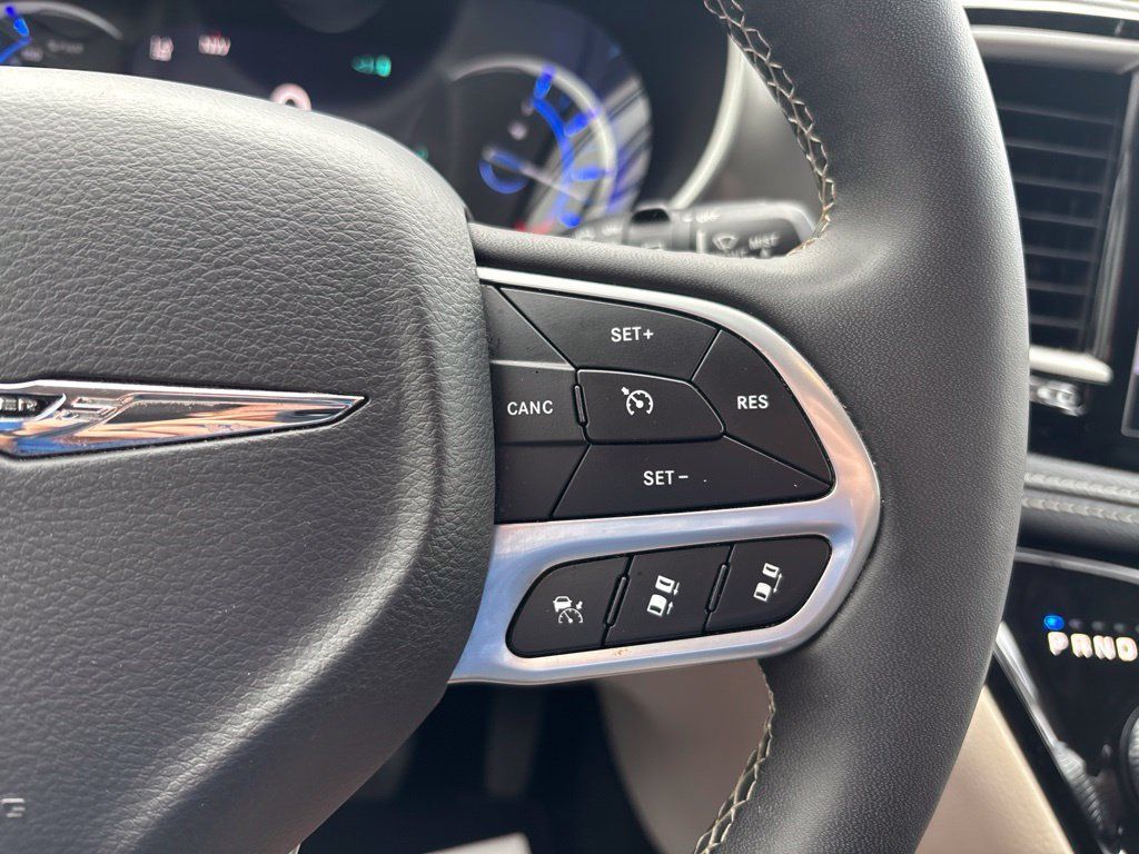 Used 2024 Chrysler Pacifica Limited FWD image 35