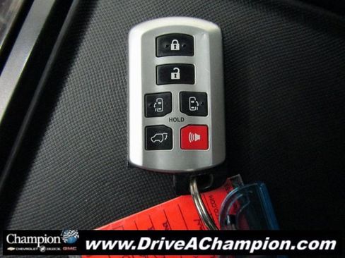 Used 2015 Toyota Sienna L image 9