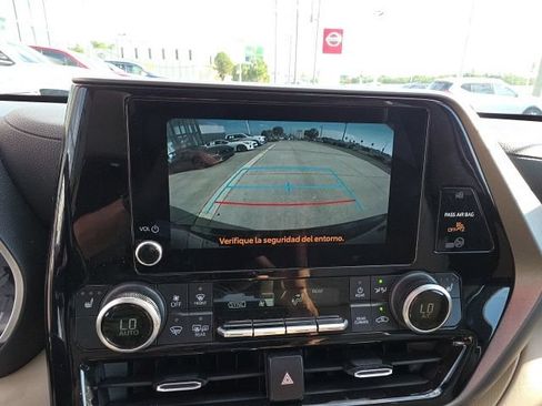 Used 2023 Toyota Highlander XLE FWD image 19