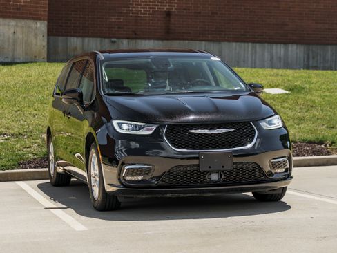 Used 2024 Chrysler Pacifica Touring-L FWD image 2