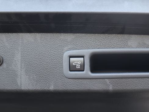 Used 2025 Toyota Sienna XLE FWD image 6