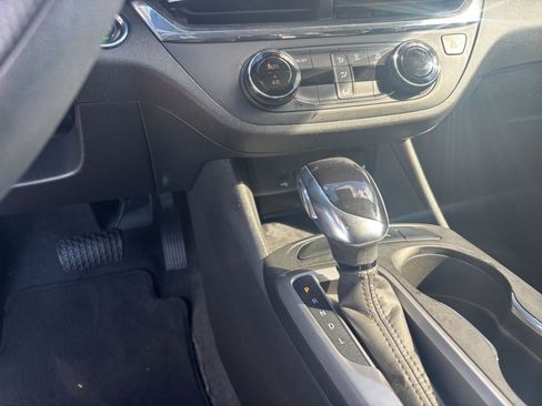 Used 2025 Buick Envista Preferred image 38