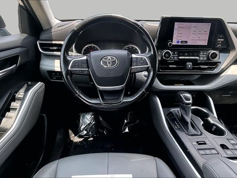 Used 2023 Toyota Highlander XLE AWD/4WD image 6