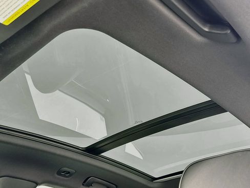 Certified 2025 Porsche Macan AWD/4WD image 23
