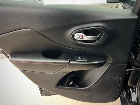 Used 2019 Jeep Cherokee Trailhawk image 20