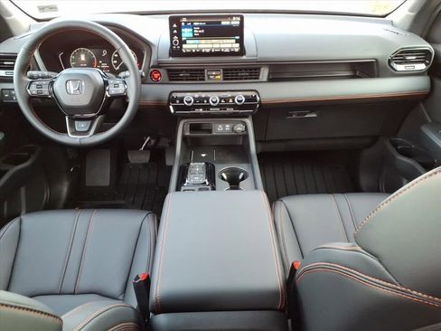 Used 2025 Honda Pilot TrailSport image 14