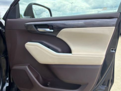 Used 2020 Toyota Highlander Limited AWD/4WD image 9