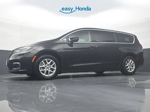 Used 2023 Chrysler Pacifica Touring-L FWD image 30