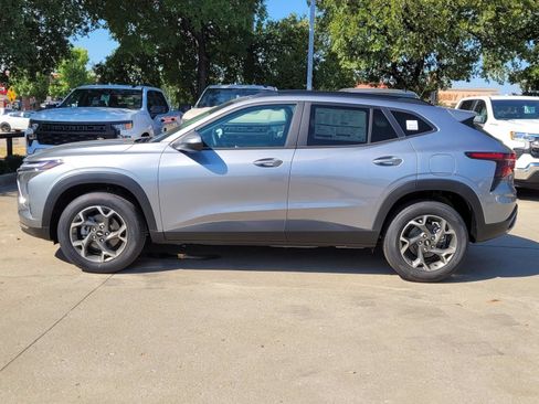New 2026 Chevrolet Trax LT w/ LT Convenience Package FWD image 2