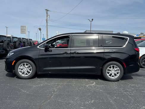 New 2026 Chrysler Pacifica Select image 3