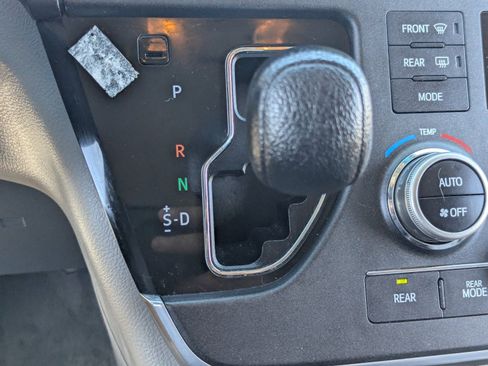 Used 2017 Toyota Sienna LE FWD image 24
