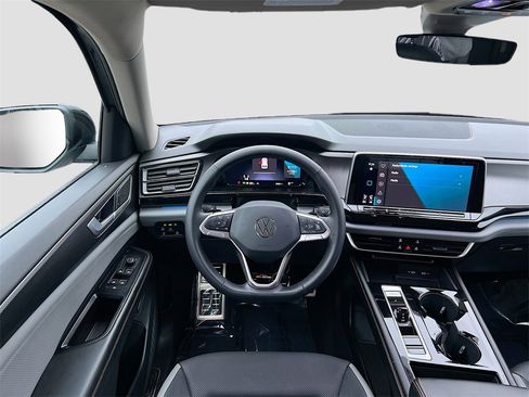 Used 2024 Volkswagen Atlas Peak Edition SE image 21