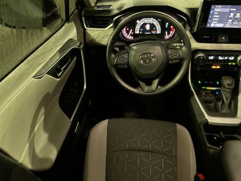 Used 2025 Toyota RAV4 XLE image 17