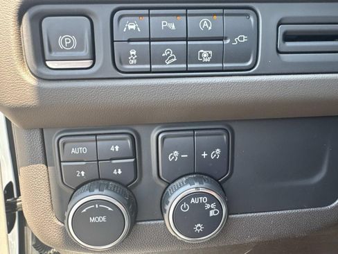 Used 2022 Chevrolet Tahoe Z71 w/ Luxury Package AWD/4WD image 20