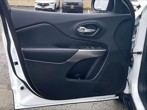 Used 2019 Jeep Cherokee Latitude Plus w/ Comfort/Convenience Group image 24