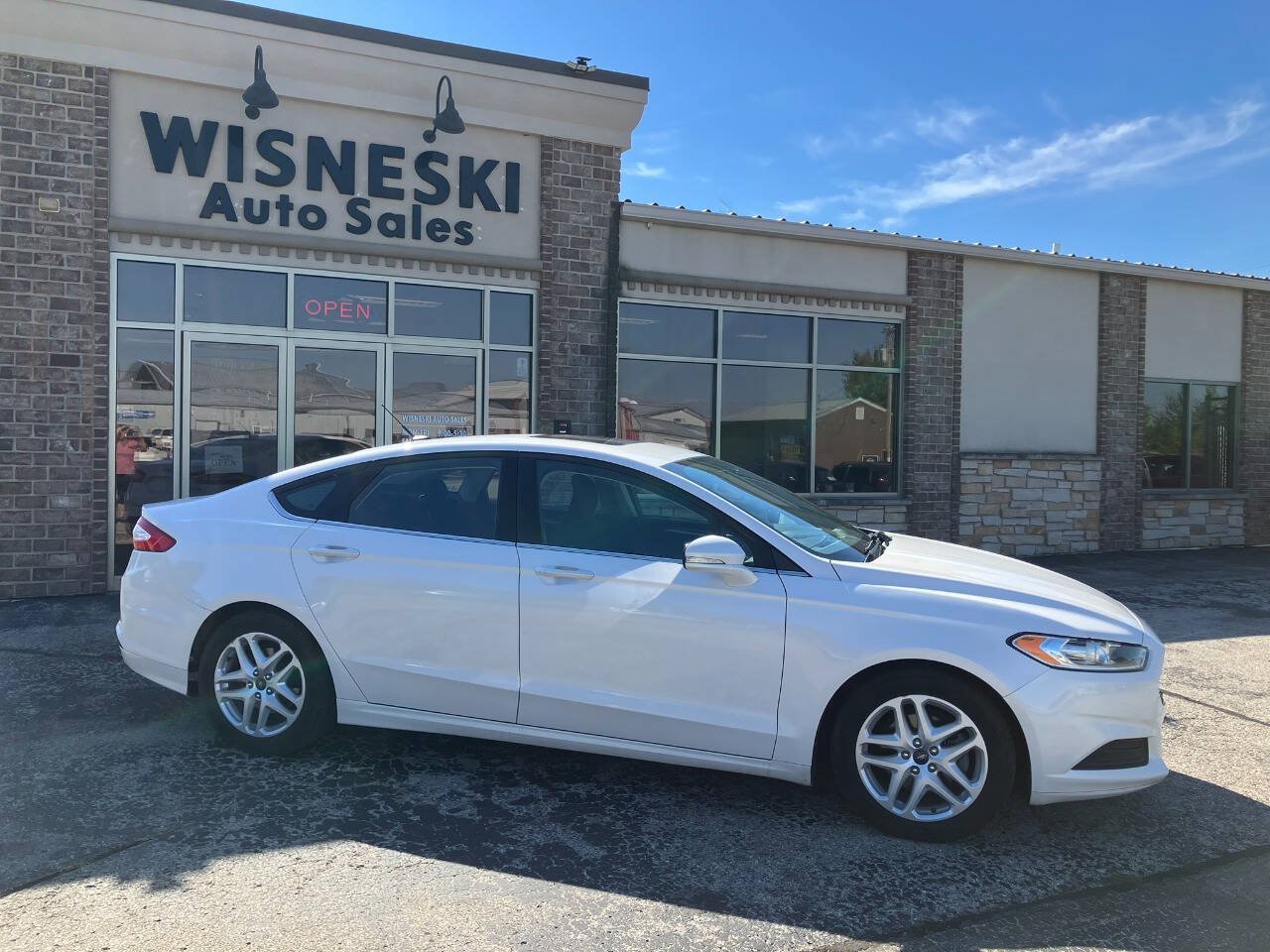 Used 2015 Ford Fusion SE FWD image 2