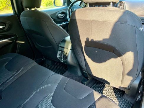 Used 2019 Jeep Cherokee Latitude w/ Cold Weather Group image 15