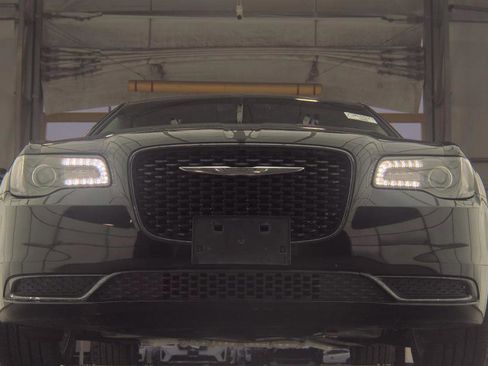 Used 2019 Chrysler 300 Touring w/ Sport Appearance Package RWD image 3
