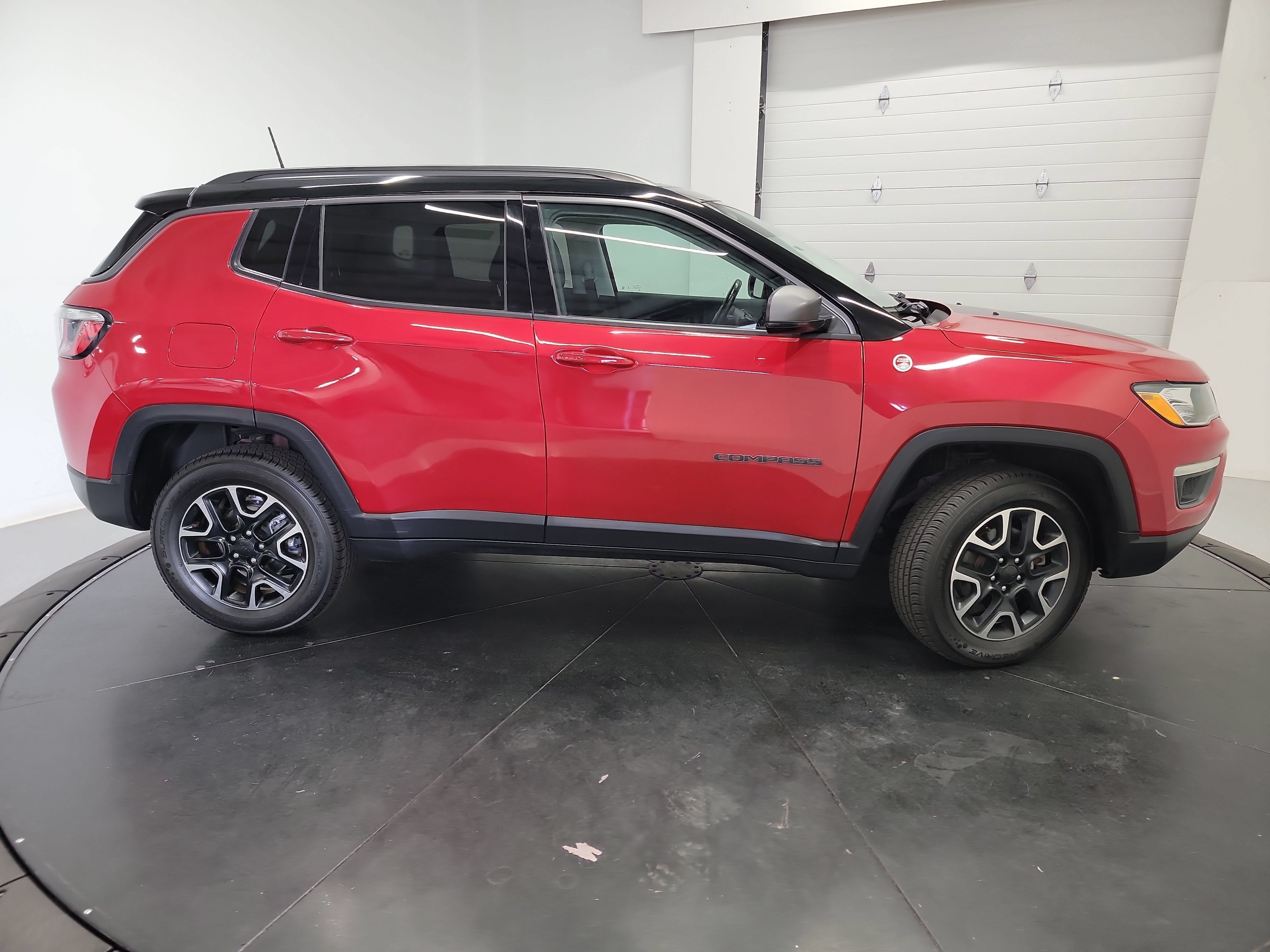 Used 2018 Jeep Compass Trailhawk w/ Leather Interior Group AWD/4WD image 11