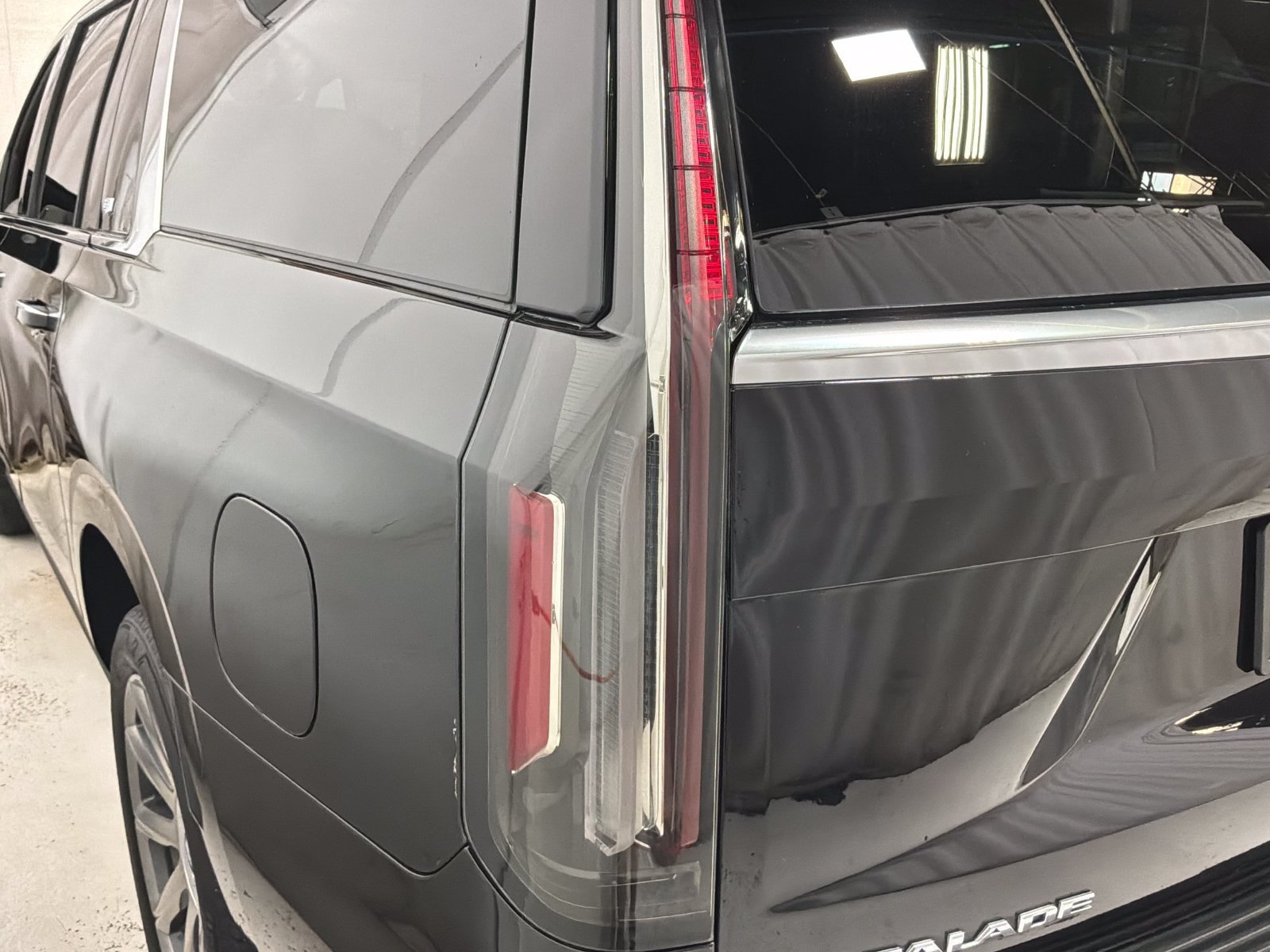Used 2023 Cadillac Escalade ESV Premium Luxury Platinum AWD/4WD image 25