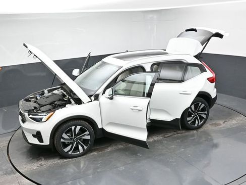 Used 2023 Volvo XC40 B4 Plus w/ Driver Assist Package image 43