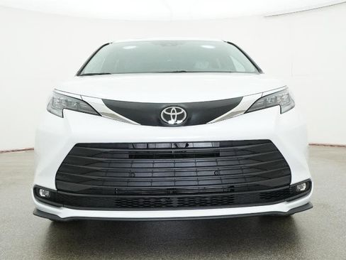 New 2026 Toyota Sienna XLE FWD image 18