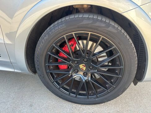Used 2021 Porsche Cayenne GTS image 9